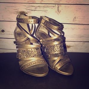 Woman’s 6 Kenneth Cole Reaction heels